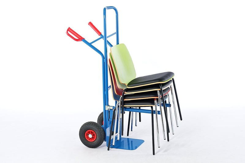Mit der Stuhlkarre lassen sich die Stühle einfach transportieren