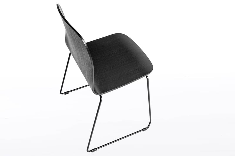 Die Holzschalenkufenstühle Montana lassen sich überall einsetzen