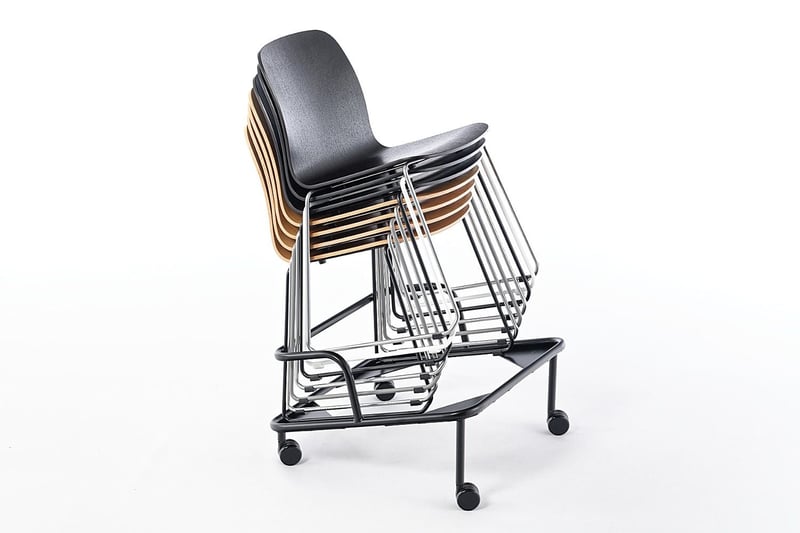 Mit dem universalen Transportwagen können die Stapelstühle gerollt werden