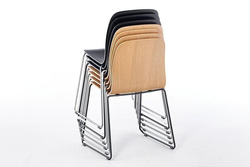 Platzsparend können unsere Montana Kufenstühle gestapelt werden