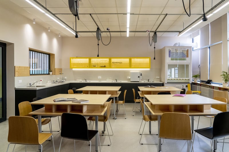 Unser Montana Holzschalenstuhl mit Kufen lässt sich überall stellen