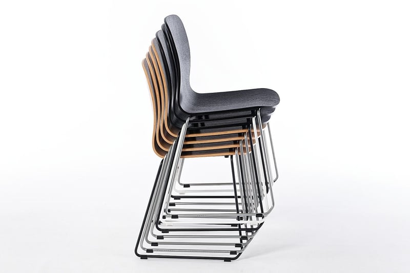 Unsere Montana Kufenstühle benötigen gestapelt wenig Platz