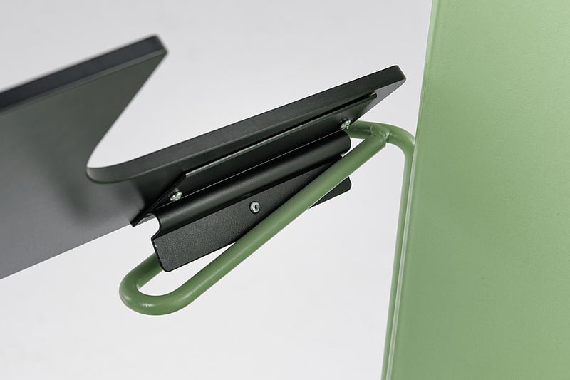 Das Schreibtablar ist mit ein paar Handgriffen abnehmbar