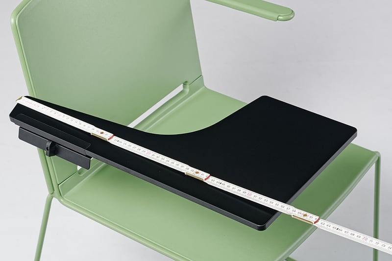 Das stabile Schreibtablar hat eine große Arbeitsfläche