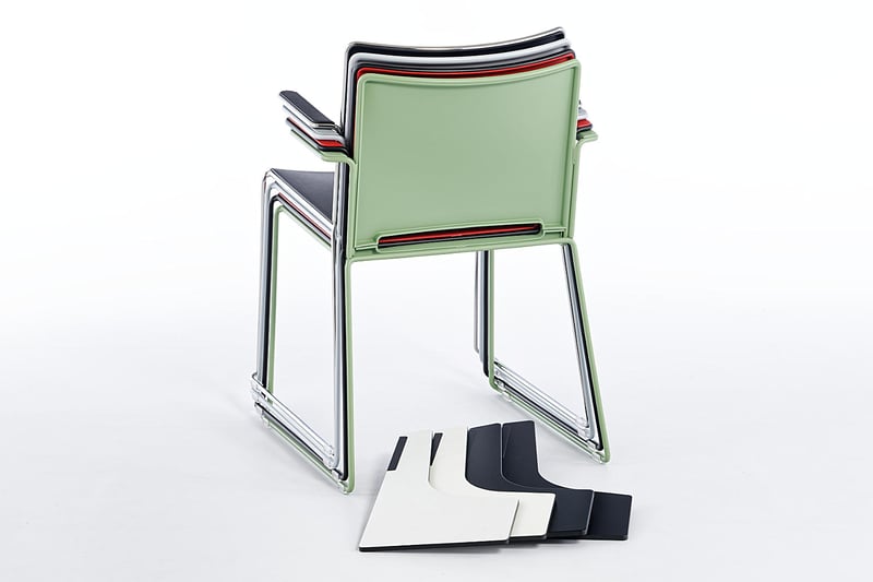 Die Kufenstühle können mit abgenommenen Schreibtablar gestapelt werden