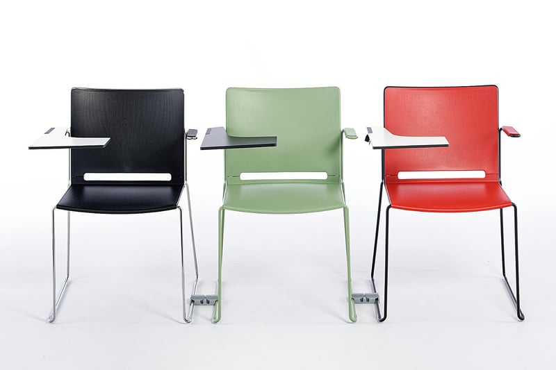 Die Kufenstühle können mit optionalen Stuhlverbindern zu Stuhlreihen verbunden werden