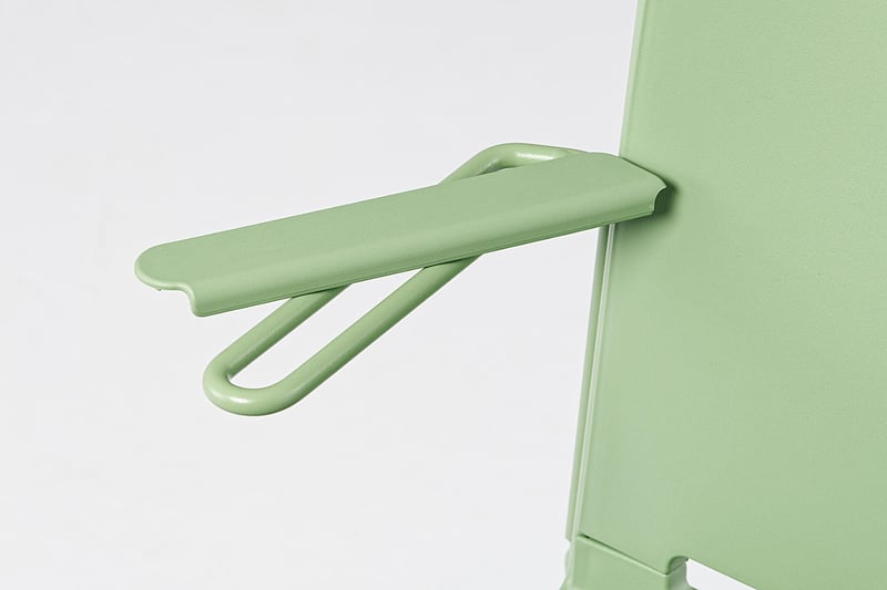 Die Kunststoffteile der Armlehnen könnenabgenommen werden um das Schreibtablar zu befestigen