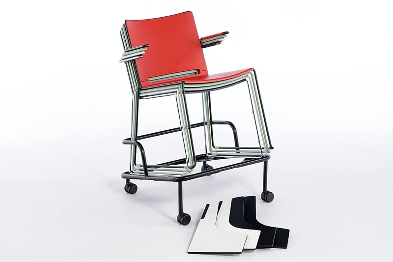 Mit dem Transportwagen können die gestapelten Multan AL ST mit abgenommenen Schreibtabler transportiert werden