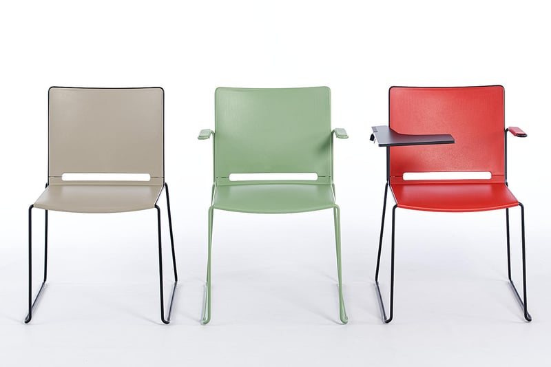 Verschiedene Kunststoffstühle gehören zur Modellfamilie Multan