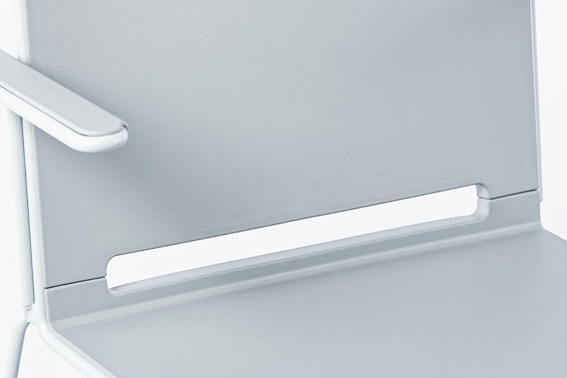 Ein Griffloch sorgt für einen noch einfacheren Stuhltransport