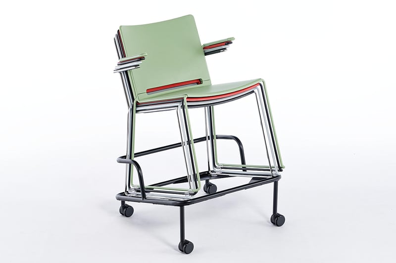 Mit dem Transportwagen können die Stapelstühle Multan AL transportiert werden