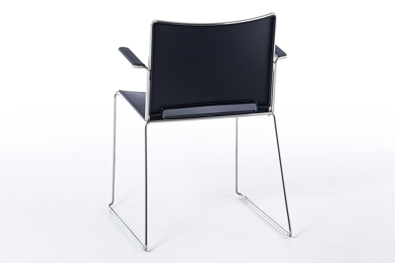 Unsere Multan AL sind hoch stapelbare Kunststoffstühle mit Kufen