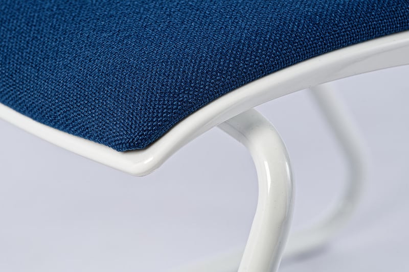 Das Sitzpolster des Stuhles ist gut mit der Sitzfläche verbunden