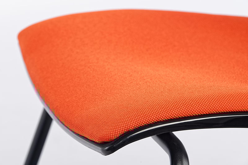 Das Sitzpolster ist leicht abgerundet für ein besseres Sitzgefühl und Ergonomie