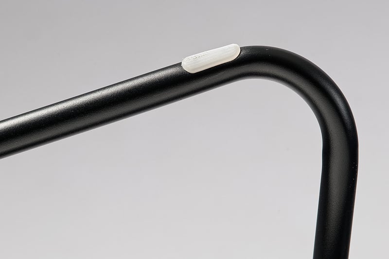 Der Boden wird durch Plastikgleiter vor Kratzern geschützt