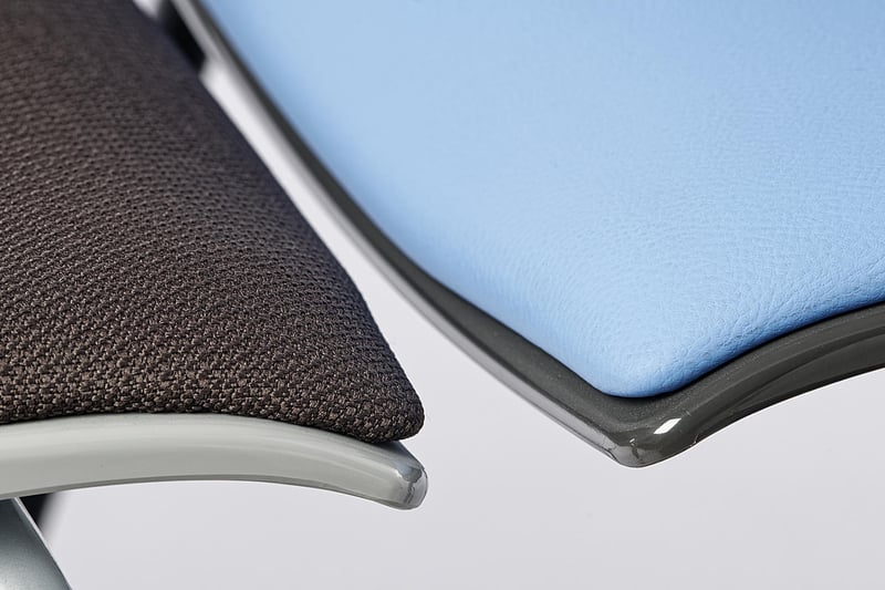 Die gebogene Rückenlehne ist sehr ergonomisch und angenehm zum Sitzen