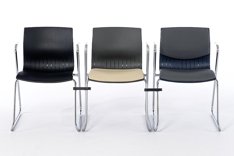 Durch die Reihenverbinder lassen sich die Stühle gut verbinden und für Events vorbereiten