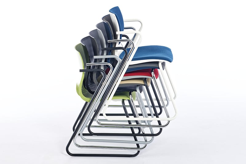 Viele Nizza Stühle können gestapelt werden um Platz zu sparen