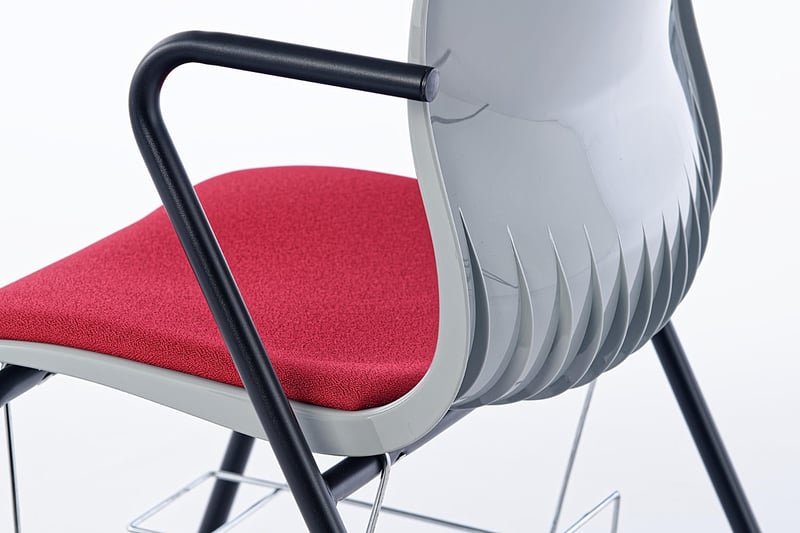 Die Rückenlehne hat ein interessantes und funktionales Design