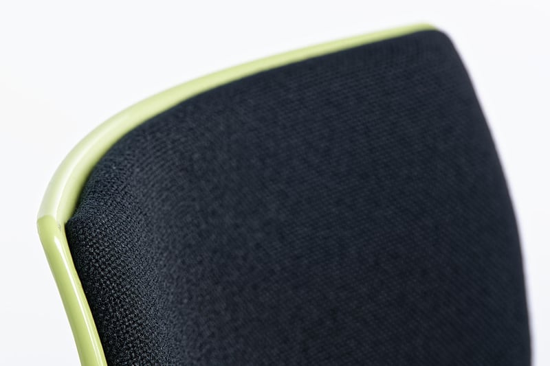Die gebogene Rückenlehne ist dafür geeignet den Sitzer ergonomisch zu umfassen