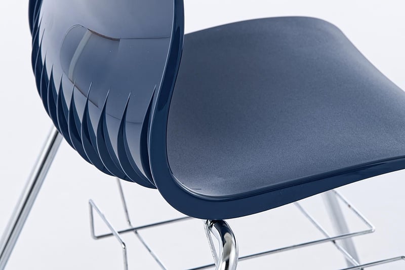 Der Stapelstuhl Nizza ist ergonomisch und hochwertig verarbeitet