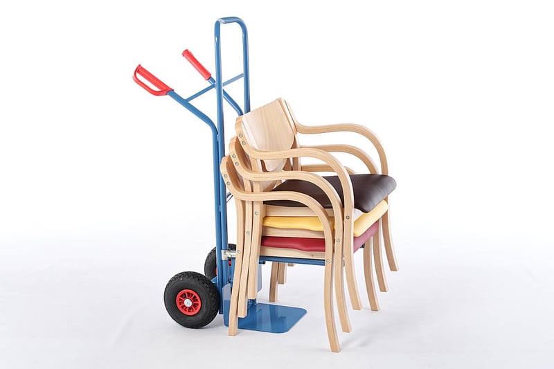 Die optional erhältliche Transportkarre erleicht den Stuhltransport