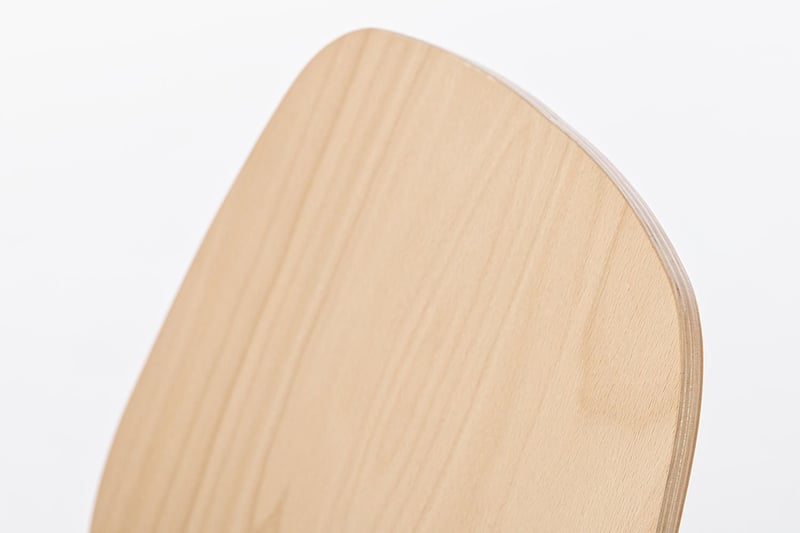 Die Holzrückenlehne ist leicht gebogen