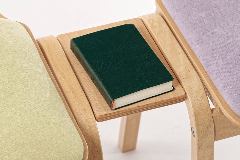 Eine Buchablage kann auch zwischen den Stühlen gewählt werden