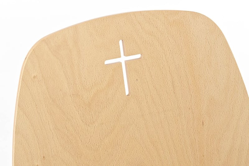 Auf Wunsch kann eine hochwertige Kreuzausfräsung in der Lehne gefräst werden
