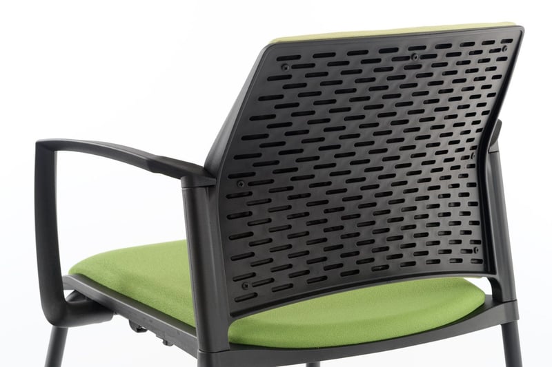 Die Rückenlehne ist ergonomisch geformt und stützt  den unteren Rücken perfekt