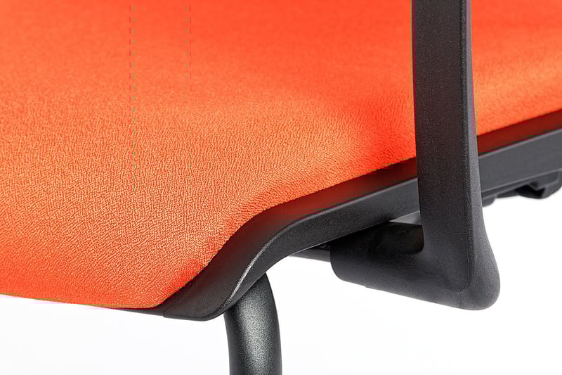 Das Sitzkissen passt sich der bequemen Sitzflächenform an