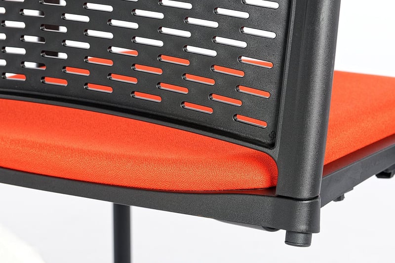 Die gelochte Armlehne vermeidet Wärmestau im Rückenbereich