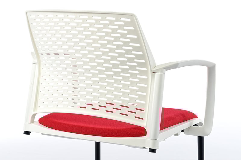 Die Rückenlehne ist luftig und modern