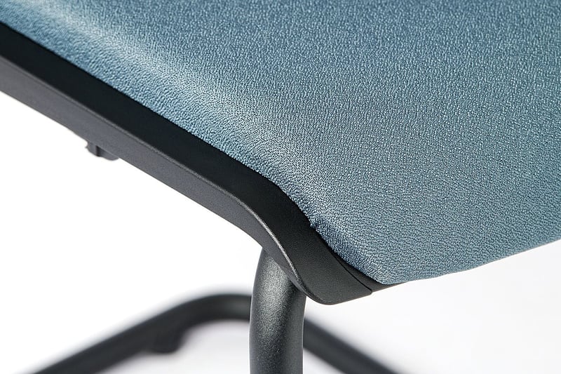 Sitzfläche und Polster bilden eine stabile Einheit