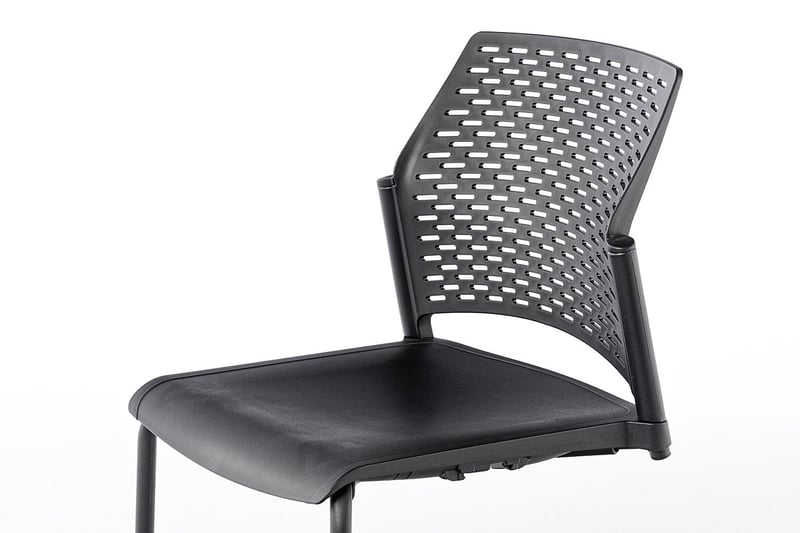 Die Stuhlflächen sind ergonomisch geformt
