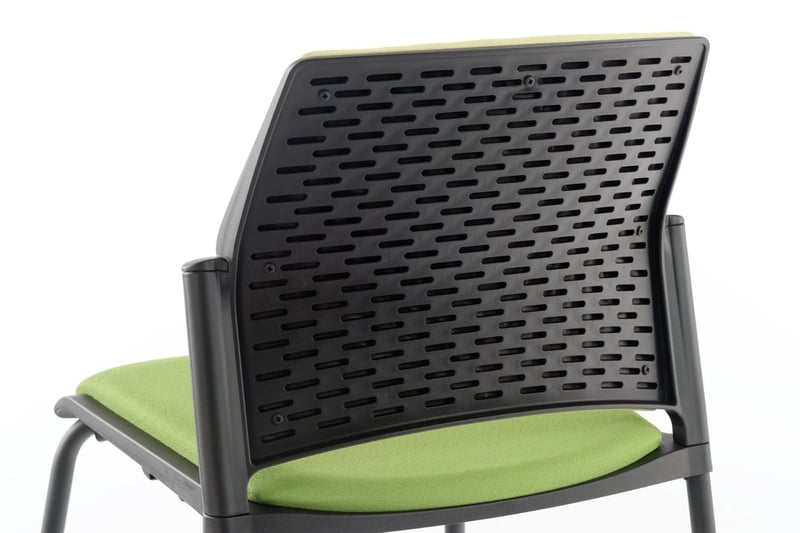 Die Rückseite der gelochten Rückenlehne wirkt nicht langweilig