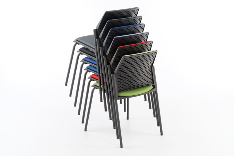 Die Stuhlstapel sind schnell zu transportieren