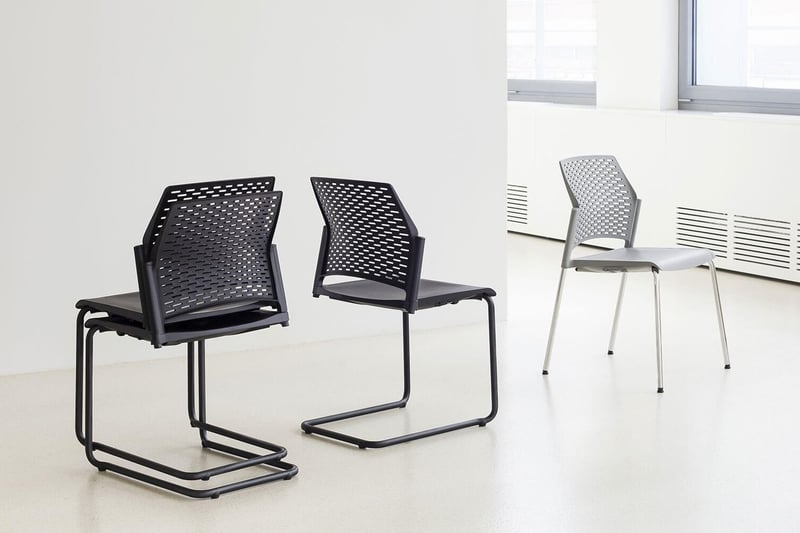 Die Freischwingstühle können gestapelt werden