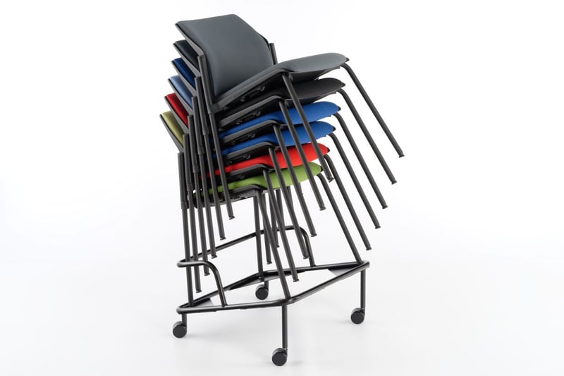 Mit einem Rollwagen lassen die Stühle gestapelt schnell und leicht transportieren