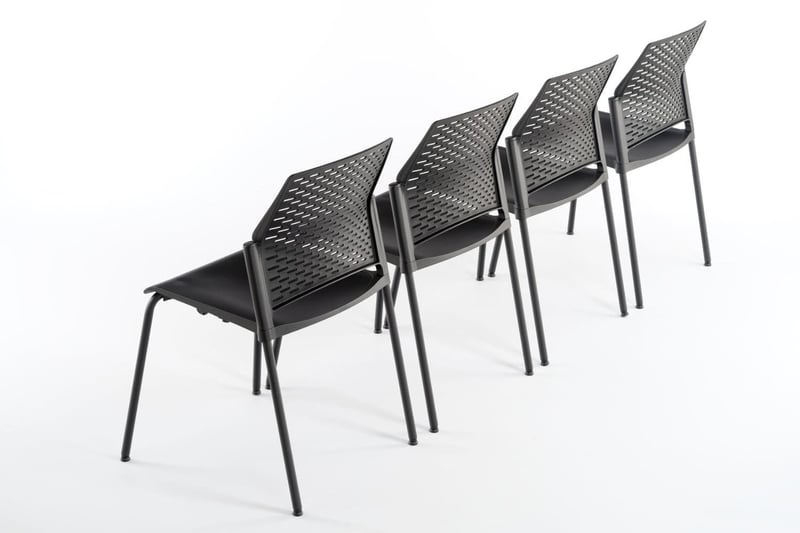 Die Löcher der Rückenlehne sorgen auch an warmen Tagen für Luftzirkulation