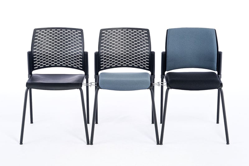 Die Stühle der Paris Serie können miteinander verbunden werden