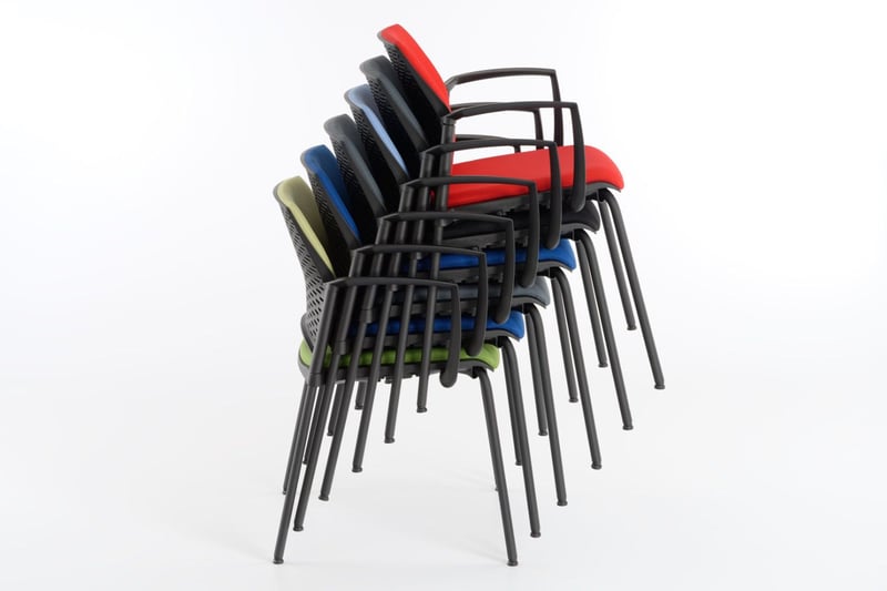 Unsere Paris Stühle können schnell gestapelt werden