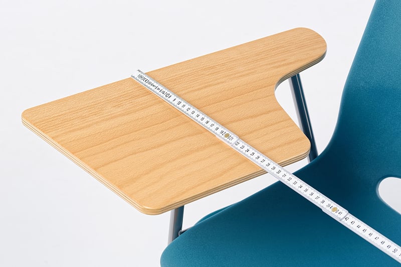 Ein sehr breites Schreibtablar mit 28cm