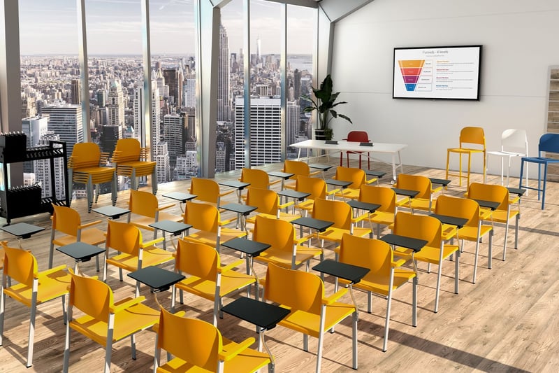 Die Schreibtablare sind schnell und einfach an den Stühlen montiert