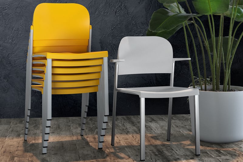 Die Stapelstühle Passau und Passau AL mit Armlehnen können miteinander kombiniert werden