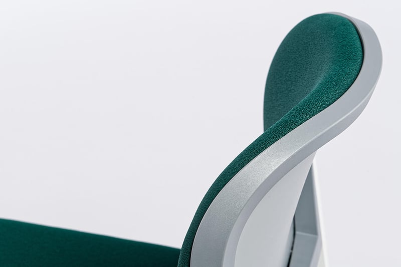 Durch die Biegung der Rückenlehne wird das Sitzerlebnis noch besser