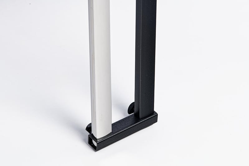 Eine Schraube sichert den Stuhl vor dem rausrutschen aus dem Reihenverbinder