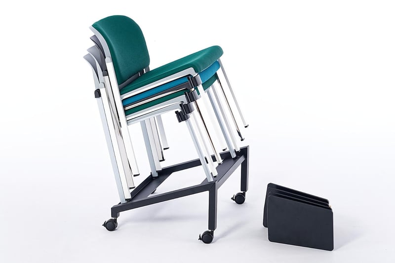 Mit dem Rollwagen können die Polsterstühle schnell zum Bestimmungsort gefahren werden