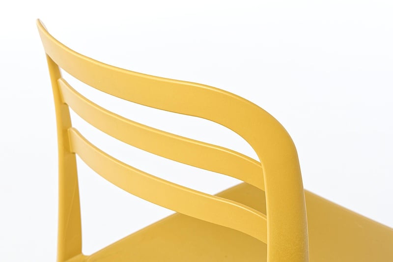 Die leicht gebogene Stuhllehne des Stapelstuhls ist sehr ergonomisch