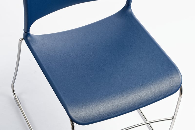 Die Sitzfläche besitzt vorne eine Wasserfallkante für ein angenehmes Sitzen
